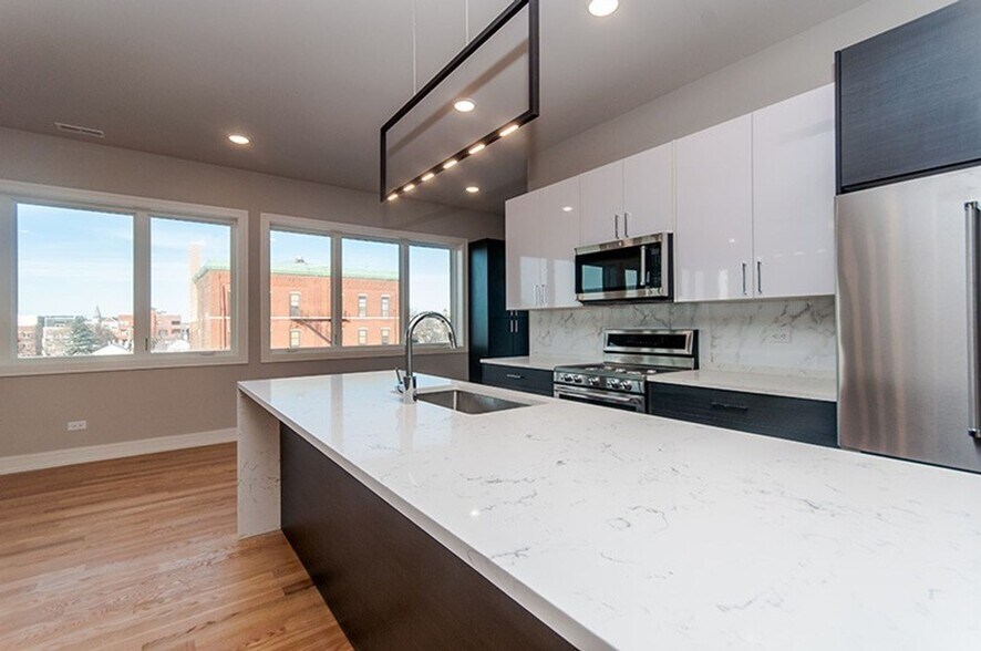 Building Photo - 1641 W Grand Ave