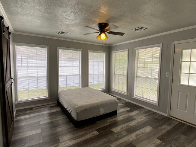 Building Photo - 4711 E 4th Pl