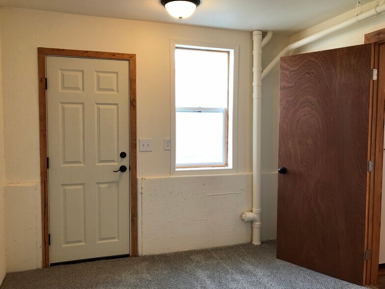 Building Photo - 605 Princeton Ave N