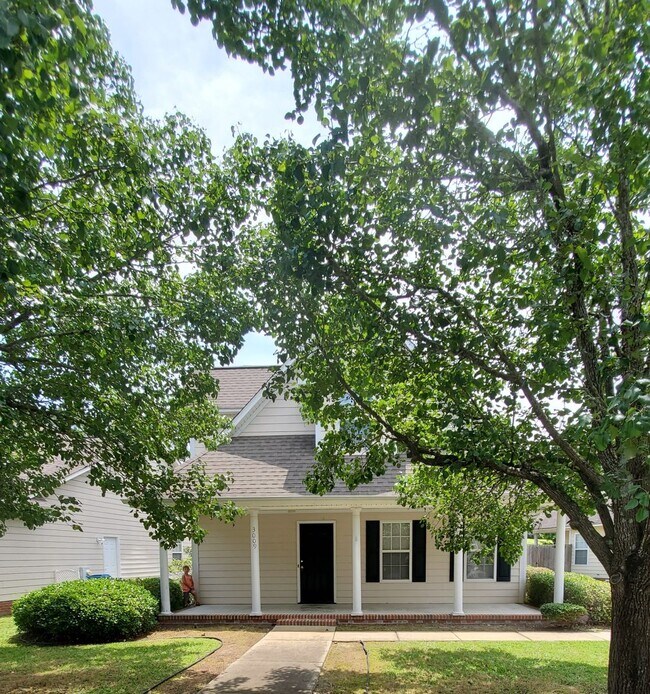 Building Photo - 3 Bedroom Home in Gated Community