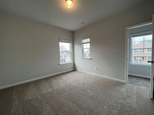 Building Photo - 5144 Aylesbury Ct