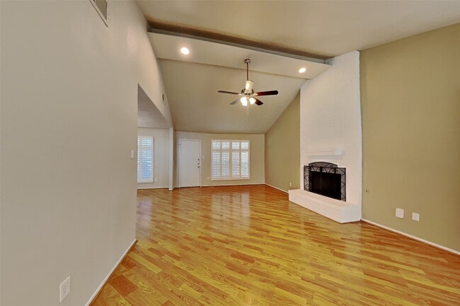 Building Photo - 20 Early Dawn Ct