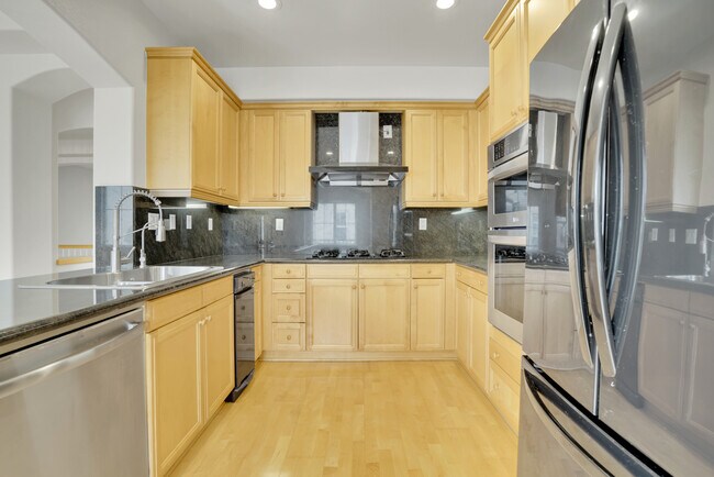 Building Photo - 2889 Plaza del Amo