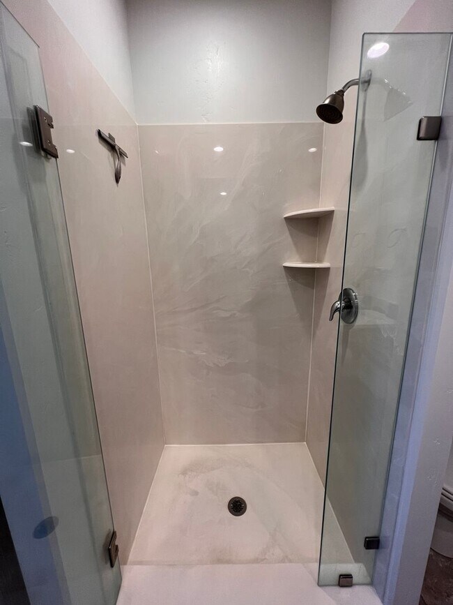 Building Photo - Modern 2 Bedroom Townhome with Stunning La...