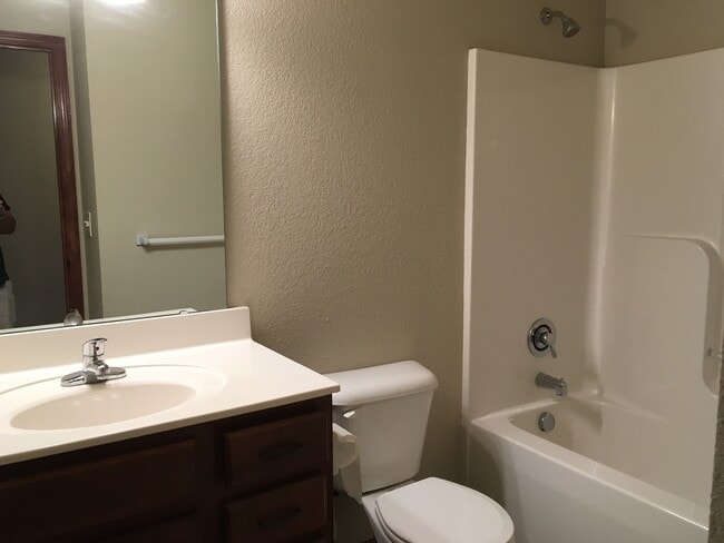 Building Photo - 3 Bed 2 Bath Single Level Duplex in Lee's Summit