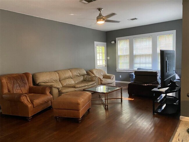 Building Photo - 3804 Duval St