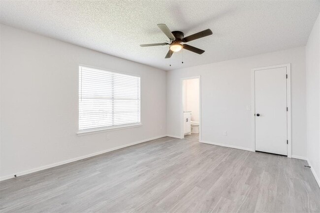 Building Photo - 11715 N Francis Ave