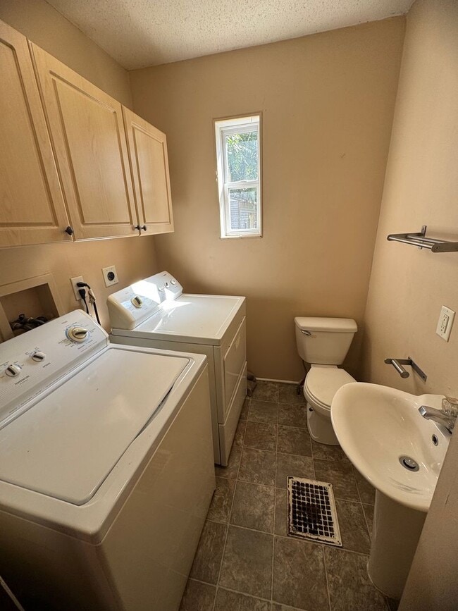 Building Photo - 3 bedroom home in Moline