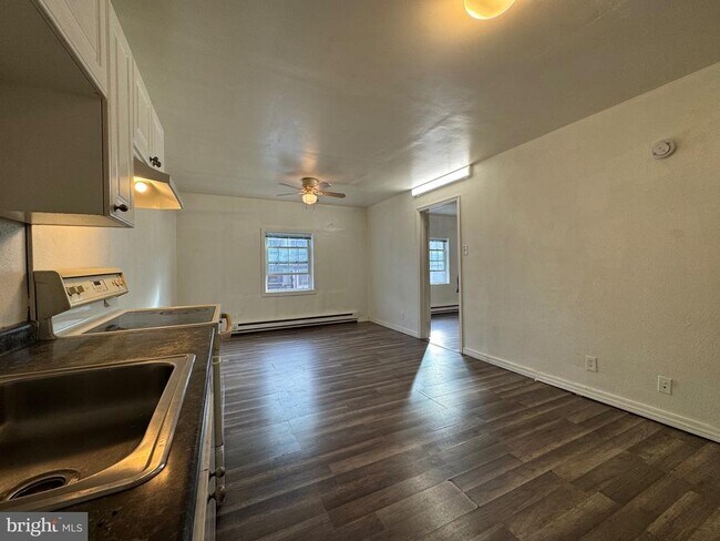 Building Photo - 222 Long Ln