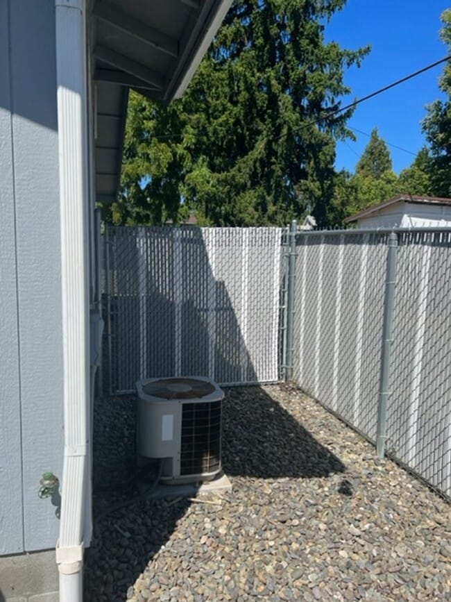 Building Photo - CLEAN SINGLE LEVEL 2 BEDROOM HOME/ WITH DE...