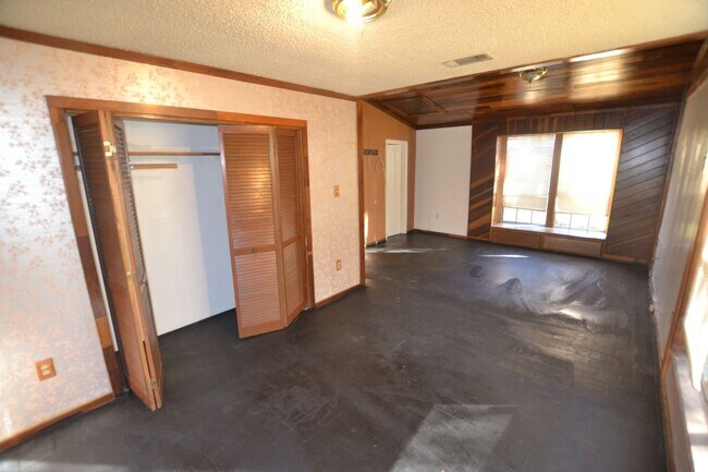 Building Photo - Housing Vouchers Accepted!!!  Location!  Newly updated, 4 bedroom, 2 bath home in historic Beechw...