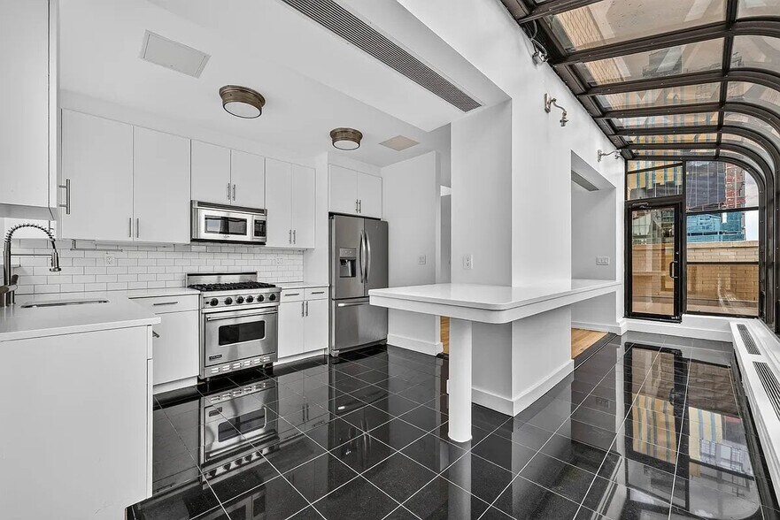 Building Photo - 245 E 44th St