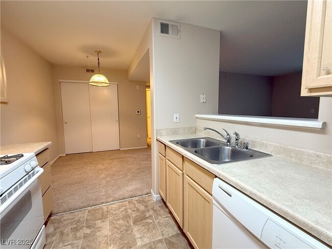 Building Photo - 950 Seven Hills Dr