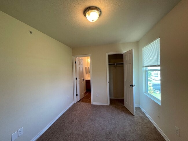 Building Photo - END UNIT Town home for rent