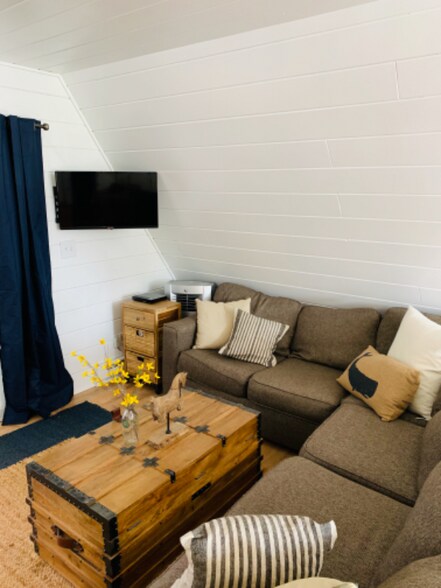 Building Photo - 5340 Notre Dame Ave