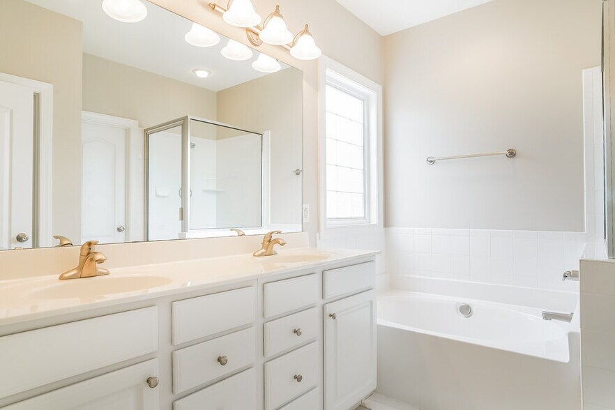 Building Photo - 429 Longbourn Dr