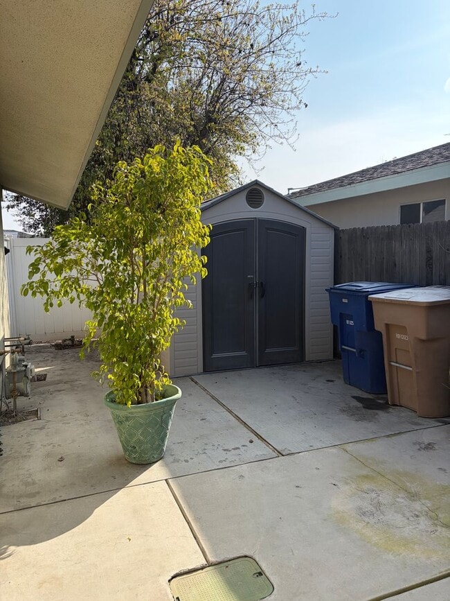 Building Photo - 55 and OLDER KERN CITY 2 BED UPDATED HOME