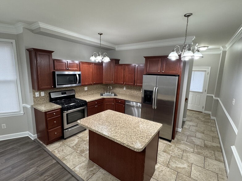 Building Photo - 414 S Augusta Ave