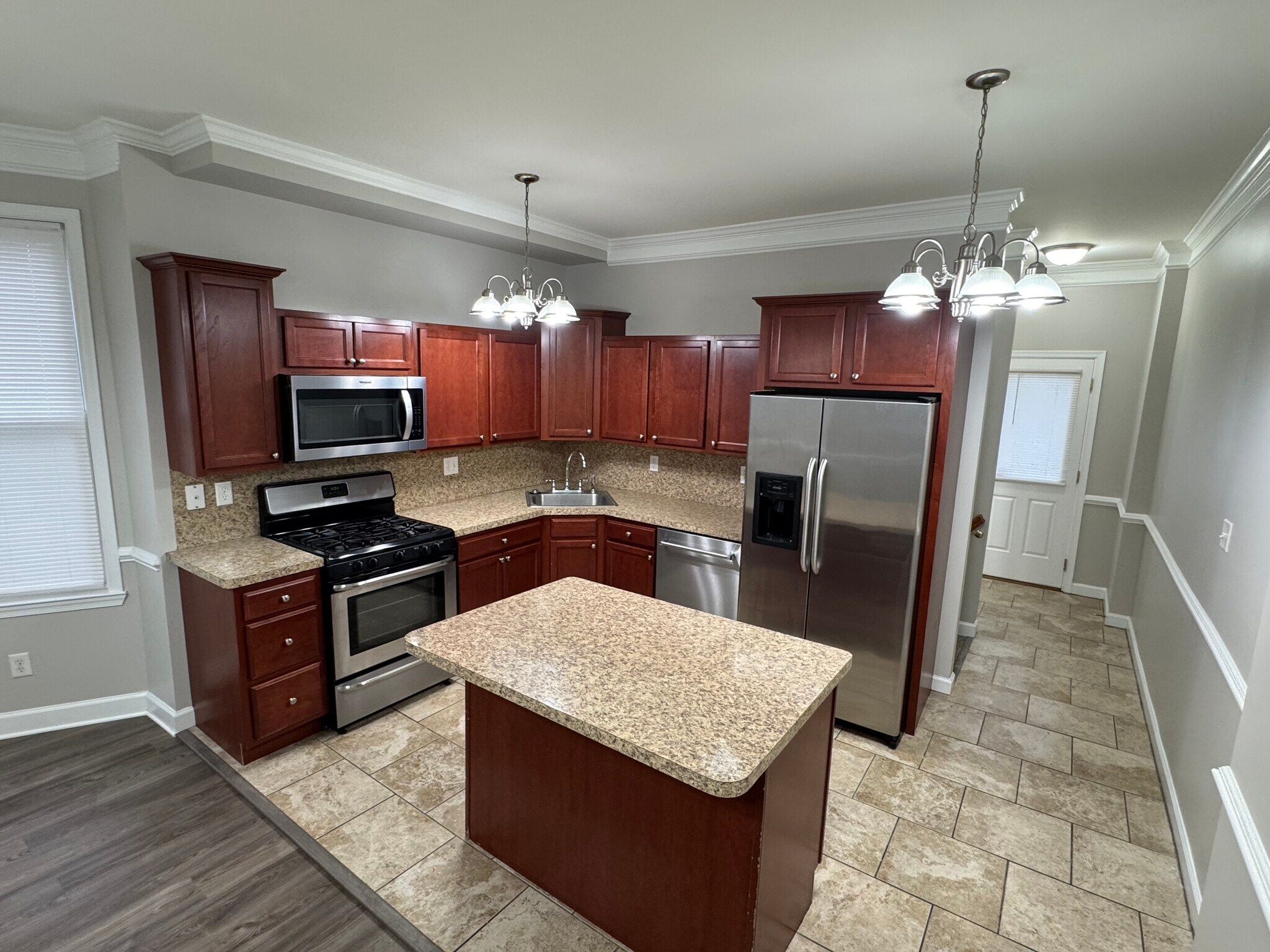 Building Photo - 414 S Augusta Ave