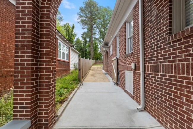 Building Photo - 894 Rose Cir SW