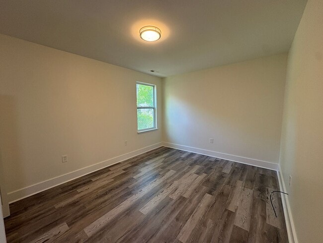 Building Photo - Beautiful refurbished home!