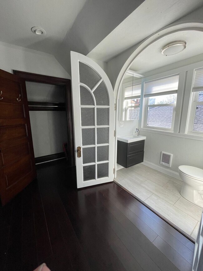 Building Photo - Two unit building with shared laundry and entryway