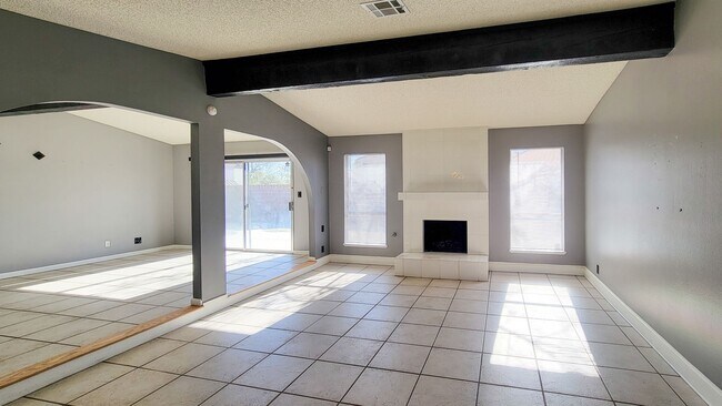 Building Photo - 8525 Del Rey Ave