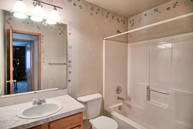 Building Photo - Charming 3 Bedroom Across from Playground & Large Fenced Yard