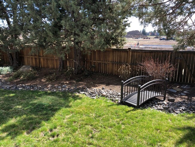 Building Photo - 4 Bedroom / 2.5 Bathroom Home in SE Bend