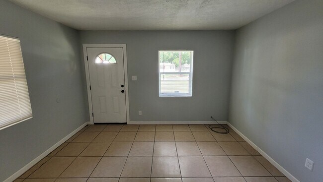 Building Photo - 2 Bedroom 1 Bath Home w/ Large Backyard fo...