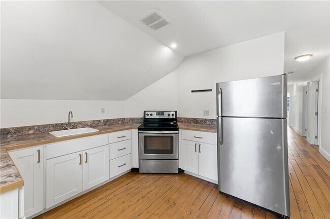 Building Photo - 132 S Angell St