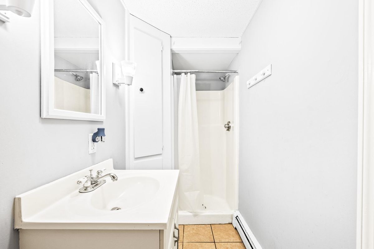 Building Photo - 547 White Mountain Hwy