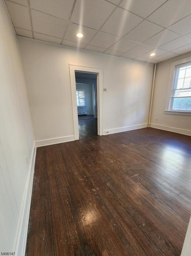 Building Photo - 9 Lois Pl