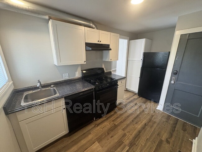 Building Photo - 637 N Gray St