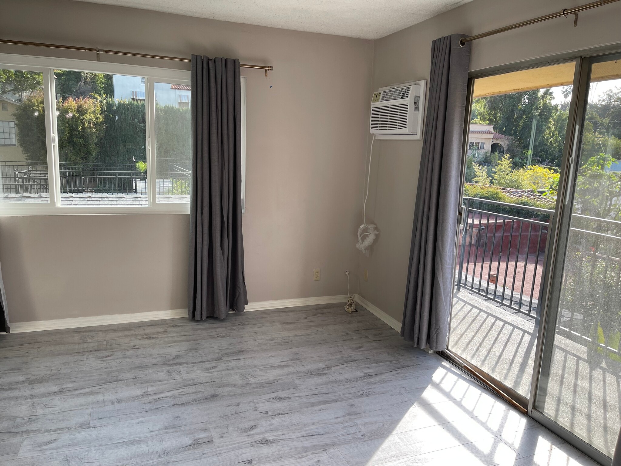 Living Room - 2328 N Beachwood Dr