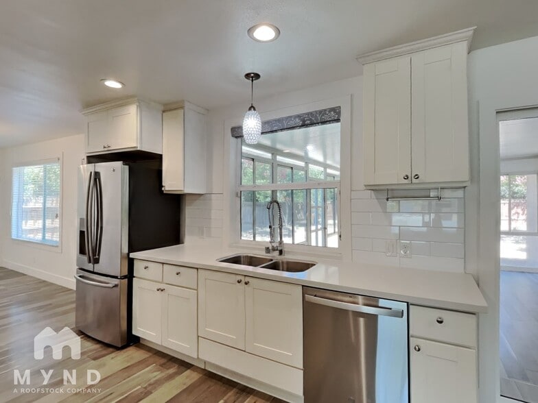 Building Photo - 2428 Drayton Dr