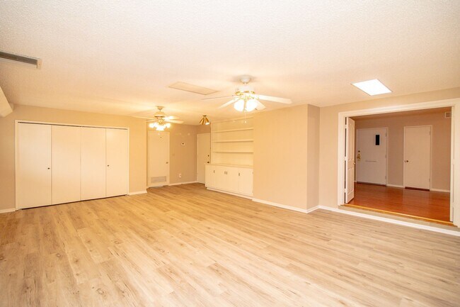 Building Photo - Expansive Four-Bedroom In Highly Desirable City Of Redlands!