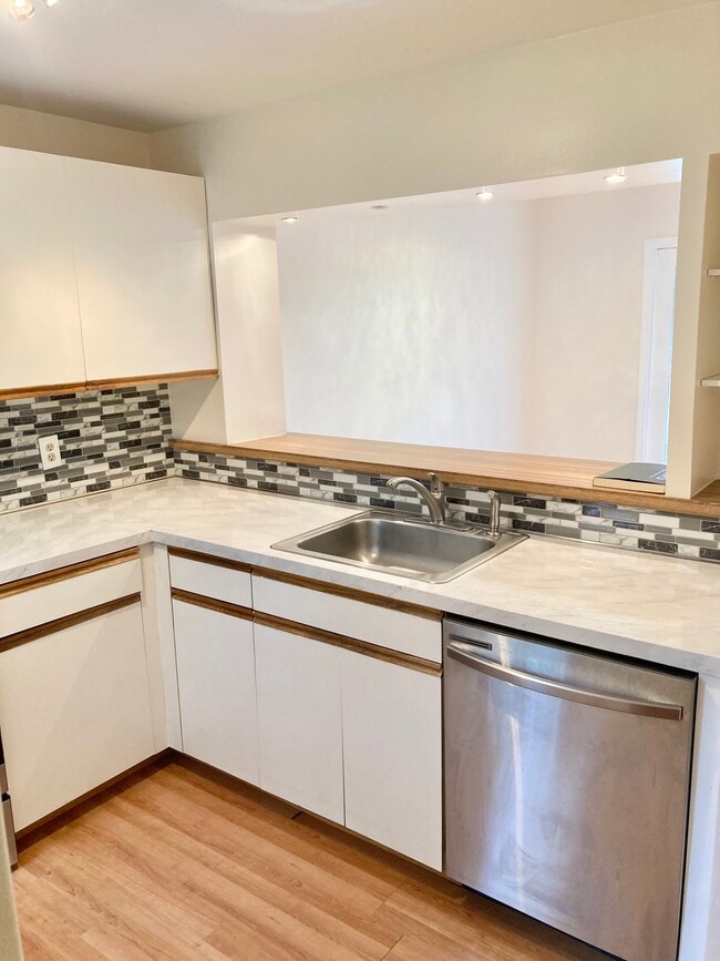 Building Photo - 156 E Grayling Ln