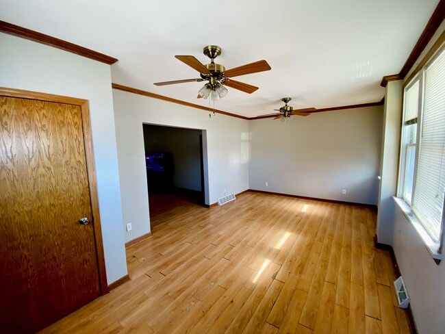 Building Photo - 1408 Oshkosh Ave