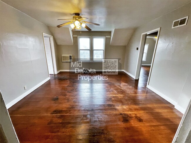 Building Photo - 1000 W 3rd- 5 bedroom, 2 bathroom, Attache...