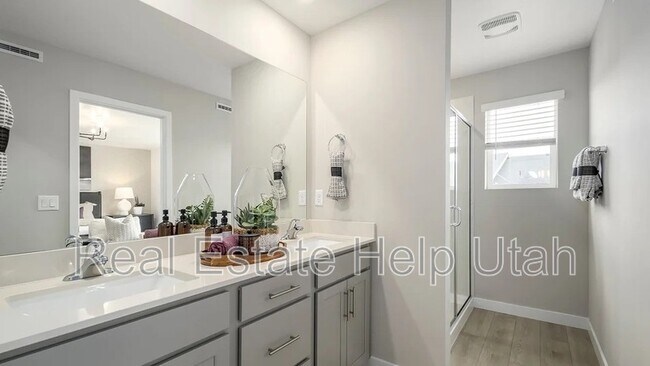 Building Photo - 1565 Charmer Ln