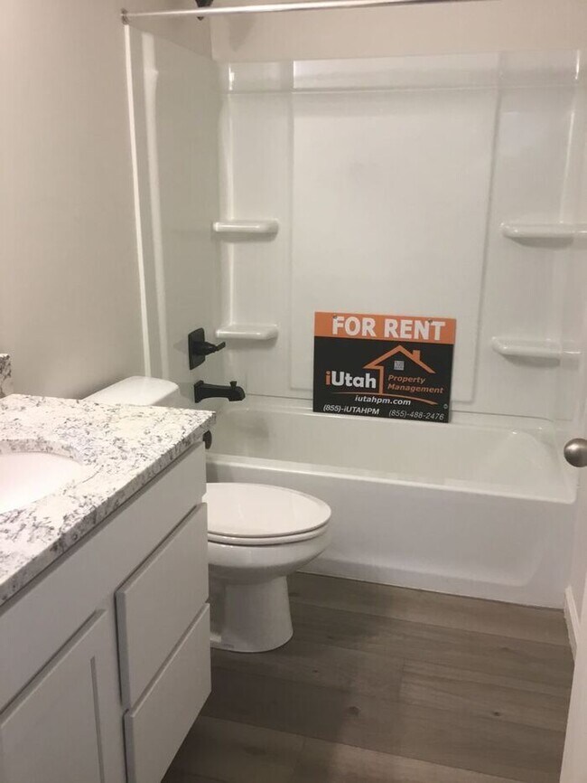 Building Photo - 3 bdrm 2 1/2 bath Home- Small Dog Friendly