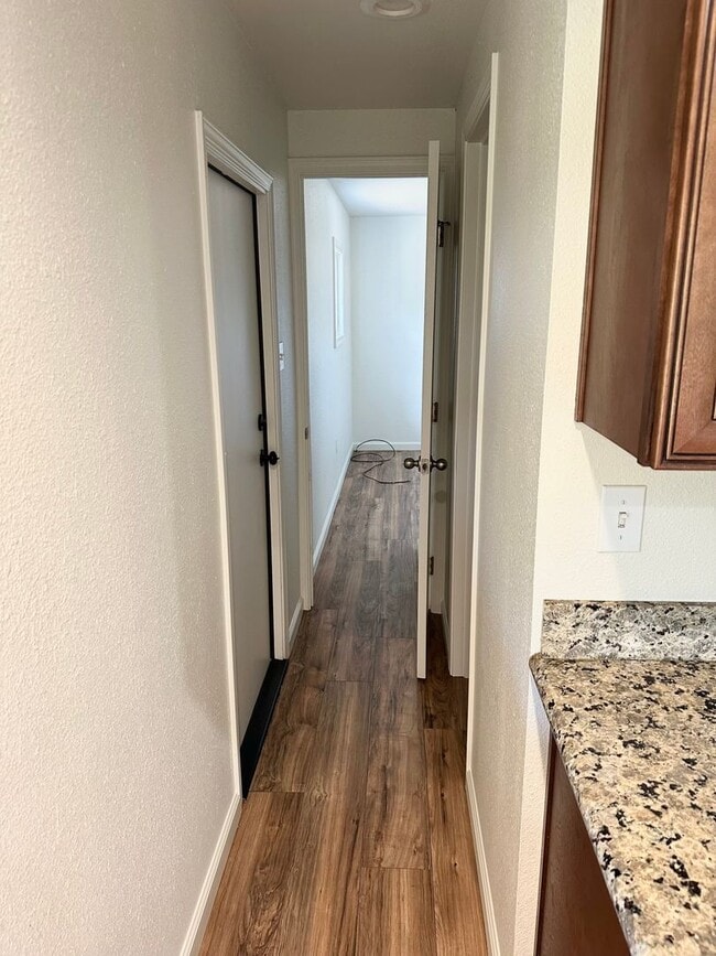 Building Photo - Beautiful 2 Bedroom 1 Bath Single Family Home Available 04/06/26