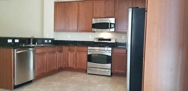 Building Photo - Large beautifully maintained newer home located in Demonte Ranch.