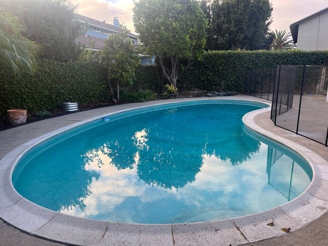 Building Photo - Moffett tract 5 bedroom home with pool in cul-de-sac