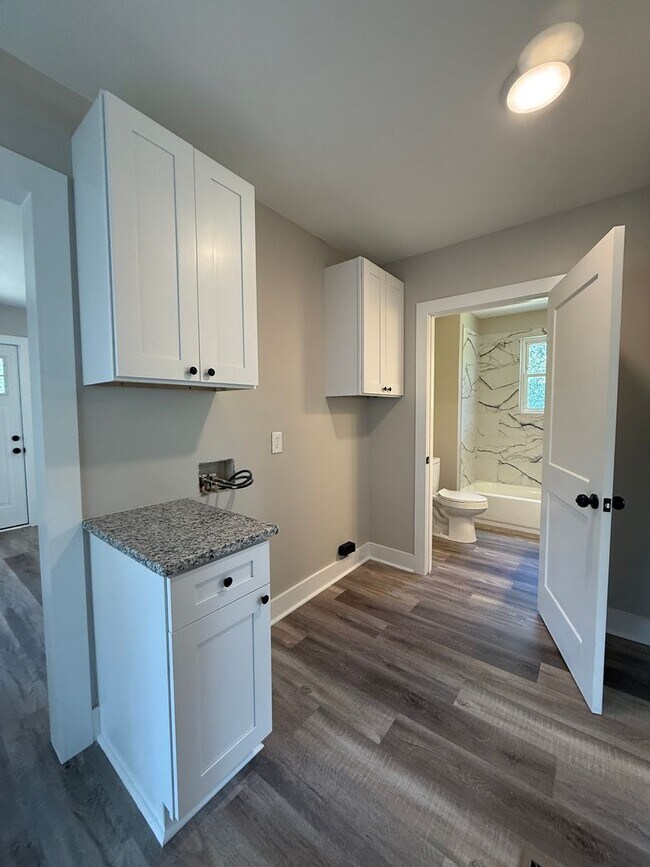 Building Photo - Newly Renovated 2 Bed/1 Bath Cottage