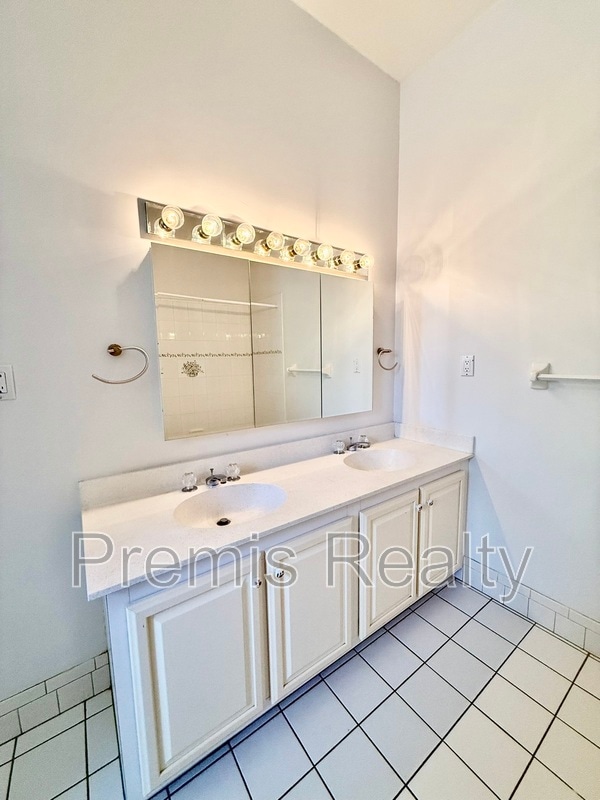Building Photo - 642 Weathersfield Dr