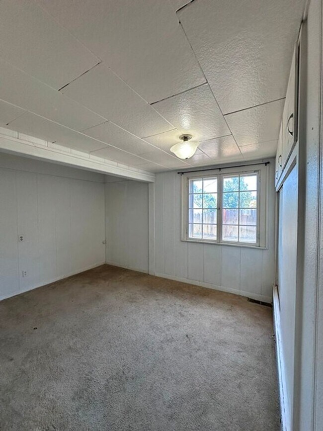 Building Photo - Cute home with a view