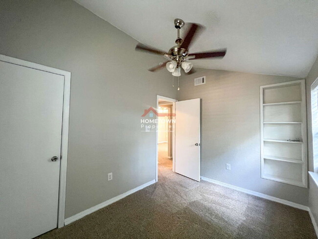 Building Photo - 2265 Klinger St