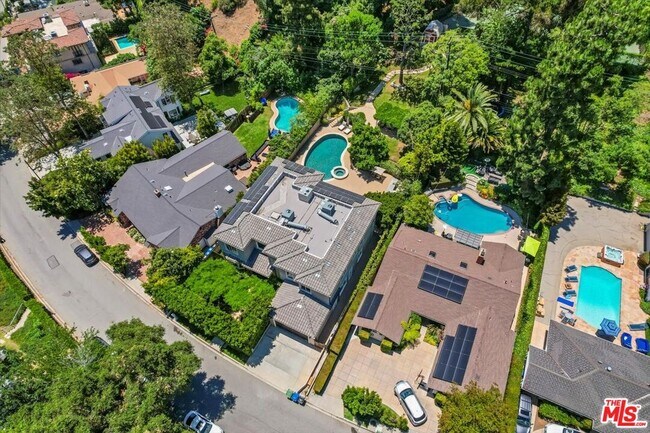 Building Photo - 1701 Roscomare Rd